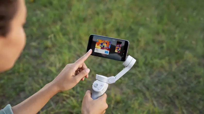 DJI Osmo Mobile 4: компактный стабилизатор для смартфона с магнитным держателем и автономностью до 15 часов
