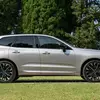 Прев'ю зображення Volvo XC60 2025 року, зйомка з боку водія