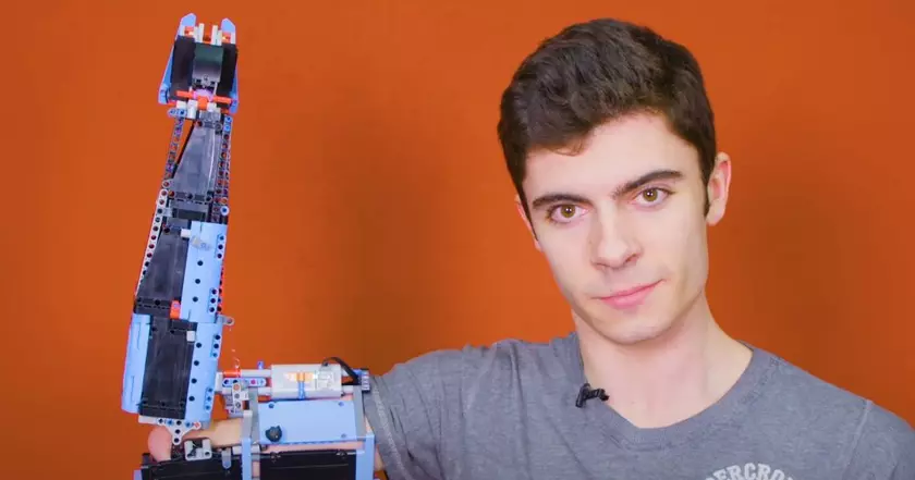 Школьник из Андорры сделал себе протез из LEGO