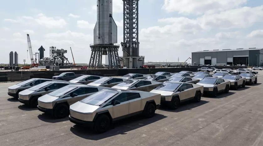Tesla Cybertruck возле объекта SpaceX