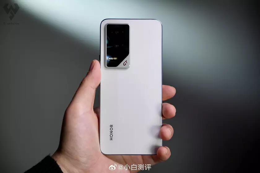 Honor анонсирует GT Pro с инновационной зарядкой 80 Вт