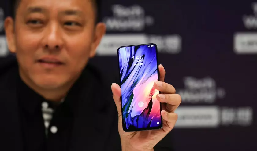 Демонстрация безрамочного смартфона Lenovo Z5 Pro перед анонсом в октябре