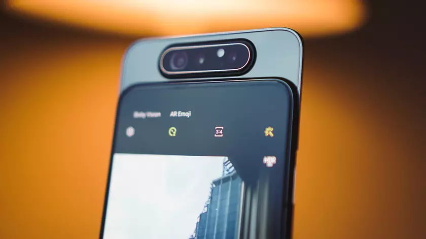 Xiaomi готовит смартфон с выдвижной поворотной камерой, как у Samsung Galaxy A80