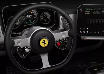 Джонни Айв помог Ferrari с интерьером первого электромобиля