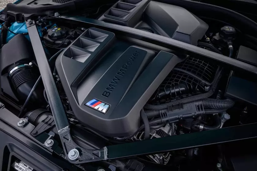 Новая BMW M2 xDrive в синем цвете на дороге