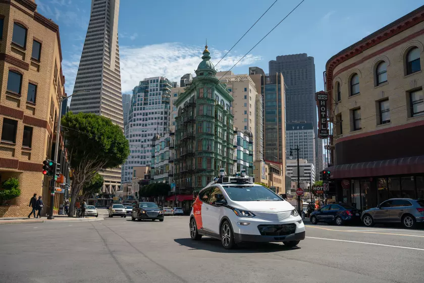 Сан-Франциско требует пересмотра разрешений на расширение сети роботакси Cruise и Waymo
