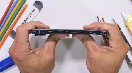 Pixel 10 Pro XL не гнеться, не плавиться, але боїться скальпеля: блогер JerryRigEverything випробував на міцність флагман Google