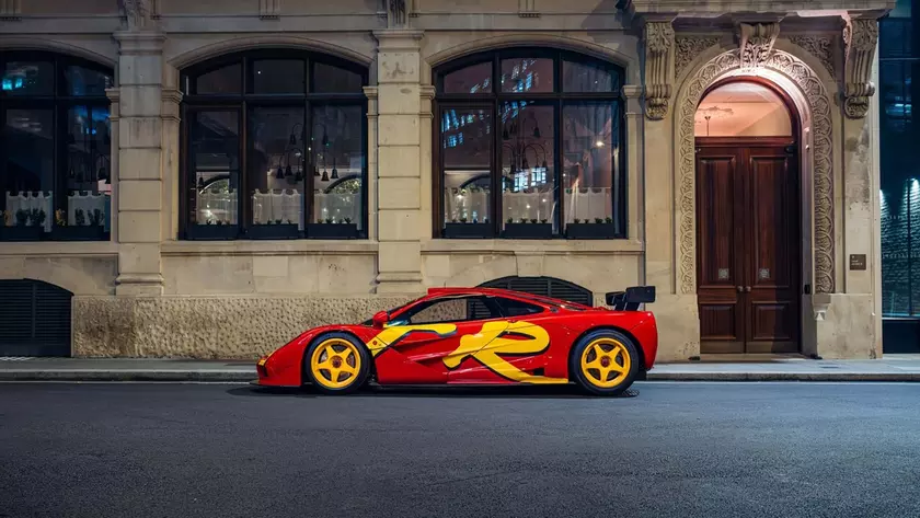 Ярко красный McLaren F1 GTR 1996 на трассе