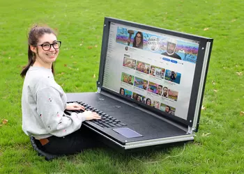 Bloggers made a huge 43-inch laptop: TV as screen, 2.5kg keyboard and total weight of over 45kg (video)
