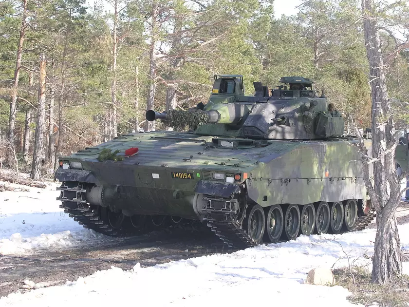 Отличное дополнение к M2 Bradley, Stryker и FV430 Bulldog: Швеция передаст Украине 50 боевых машин пехоты CV90