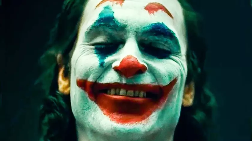 Режиссер Тодд Филлипс отмечает год до премьеры сиквела "Joker" свежим изображением Хоакина Феникса в легендарном образе злодея из вселенной DC