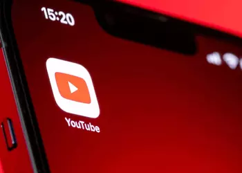 Предупреждаем: если вы не нашли кнопку “Подписки” в мобильном YouTube — она переехала на новое место. Но недалеко