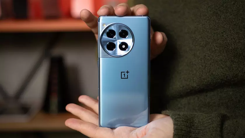 OnePlus 12R в Индии получает обновление до OxygenOS 15 на Android 15