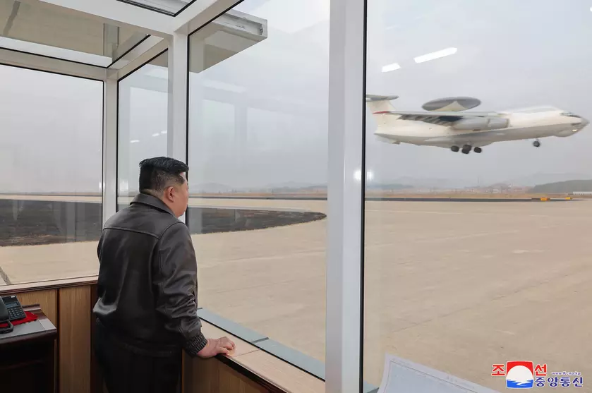 Над небом КНДР: Первый северокорейский самолет ДРЛВ на взлетной полосе