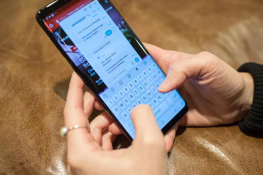 Смартфоны Samsung начали тайно рассылать фото своих владельцев