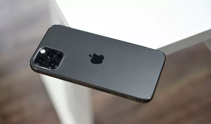 iPhone выпал из самолёта во время взлёта и остался цел