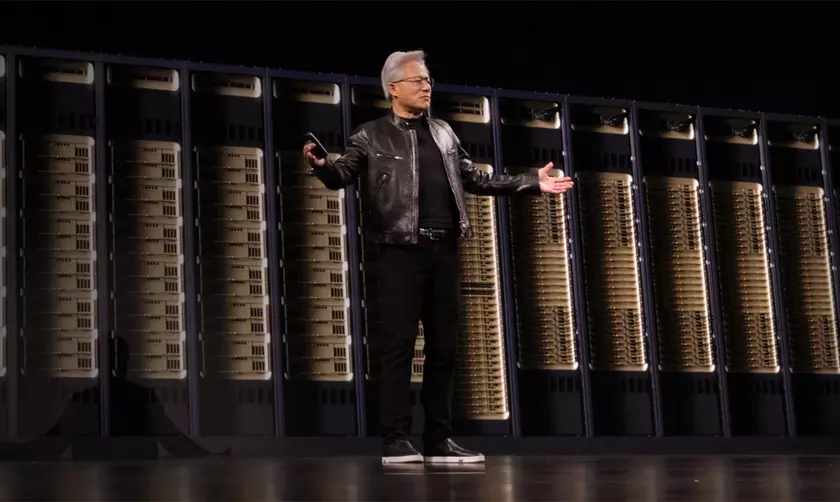 Дженсен Хуанг на фоне логотипа Nvidia