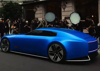 На это можно смотреть вечно: роскошный концепт-кар Jaguar Type 00 в цвете “ультрамарин” украсил неделю моды в Париже