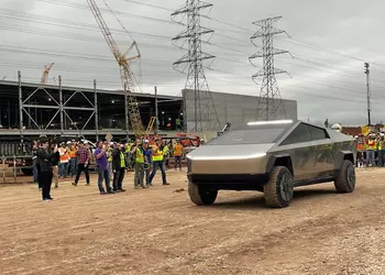 Илон Маск показал новые детали Tesla Cybertruck: 17-дюймовый экран и штурвал, как у Tesla Model S (2021)