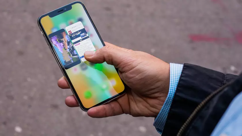 Пользователи жалуются на «гуляющий» экран iPhone X