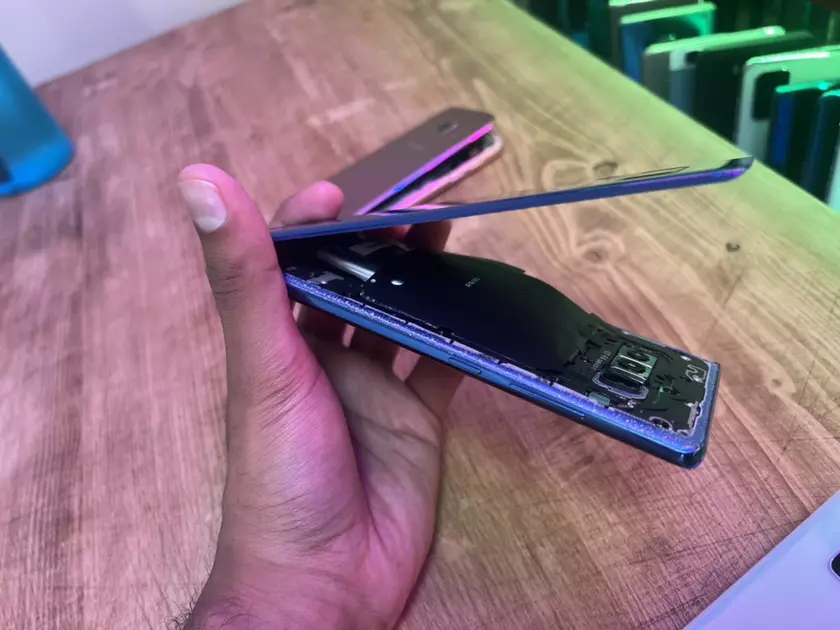 Аккумуляторы в смартфонах Samsung начали вздуваться из-за аномальной жары