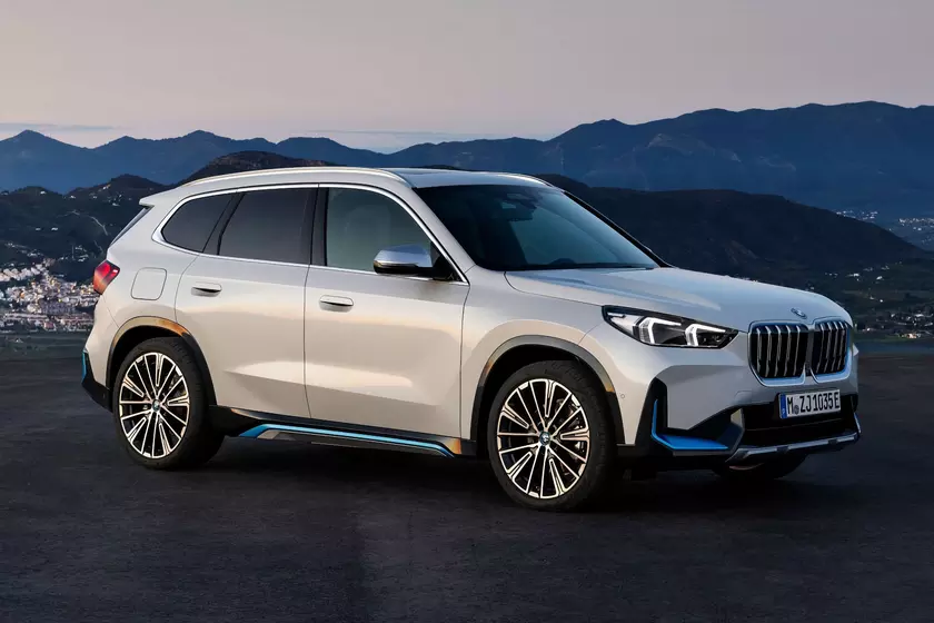 BMW iX1: полноприводный электрический кроссовер с запасом хода в 438 км