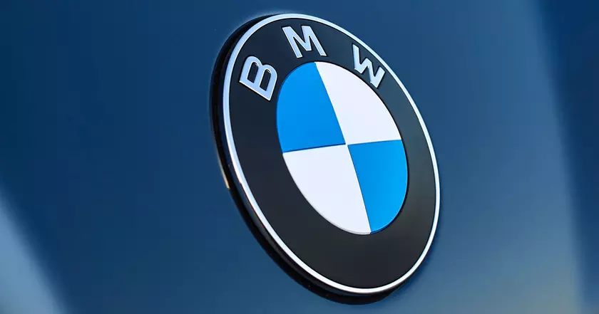 Как BMW iX3 меняет традиции: эмблема на двери багажника