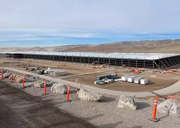 На заводе Tesla Semi завершено возведение основной стальной конструкции