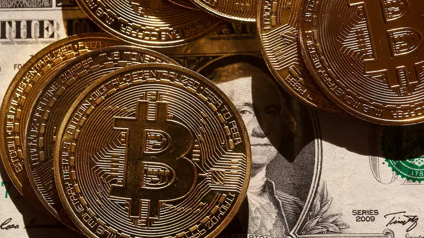 Биткойновая революция: крупные игроки распродают, институциональные фонды наращивают портфели