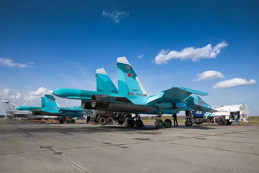 ВСУ показали обломки сбитого российского бомбардировщика Су-34 в Лимане (фото)