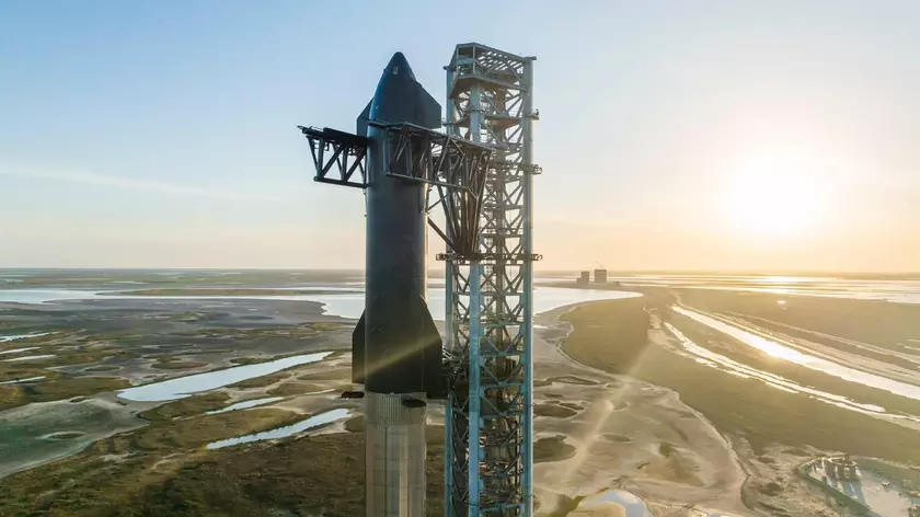 SpaceX форсирует подготовку к первому запуску космического корабля Starship и повышает зарплату всем сотрудникам, которые переедут работать на космодром