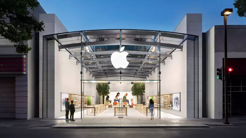 Магазин Apple ограбили посреди дня на глазах у десятков людей: воров никто не остановил (видео)