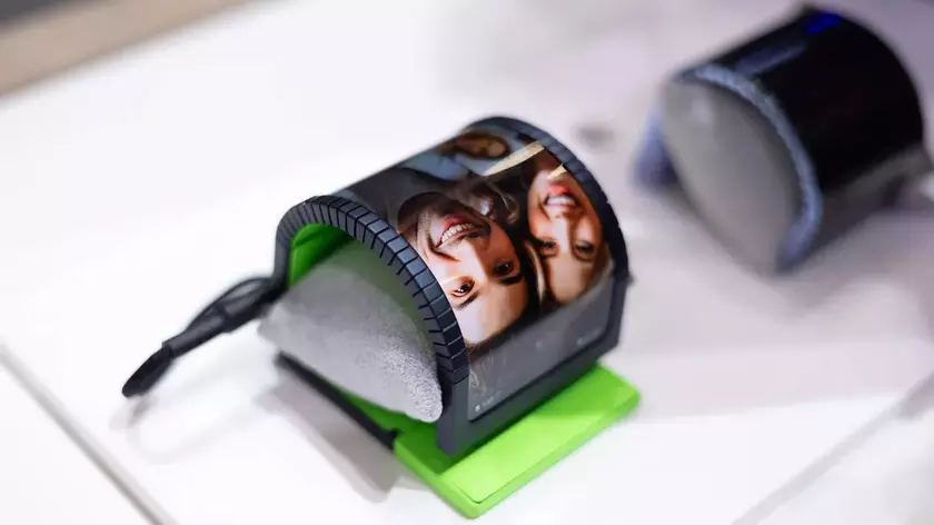 Samsung показала гибкий смартфон, который можно носить на запястье