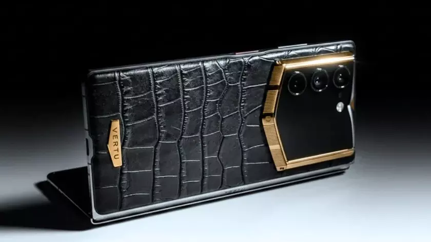 Vertu Alphafold: роскошь в мире складных смартфонов