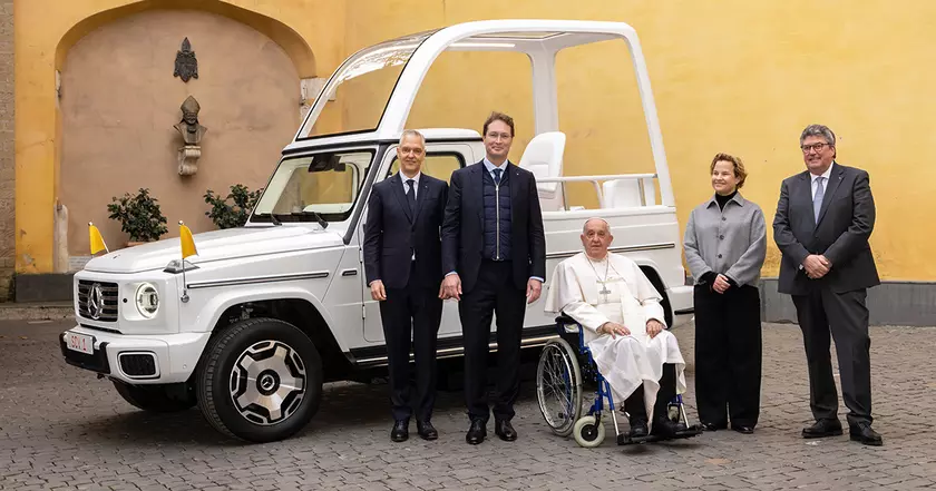Mercedes-Benz дарит электрический G-Class Папе Франциску
