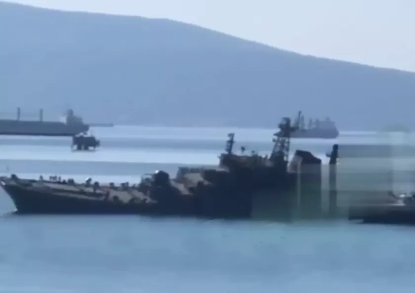Морские беспилотники атаковали военную базу рф в Новоросийске, в результате атаки был повреждён большой десантный корабль «Оленегорский горняк»