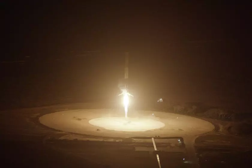 SpaceX успешно произвела вертикальную посадку Falcon 9 после запуска в космос