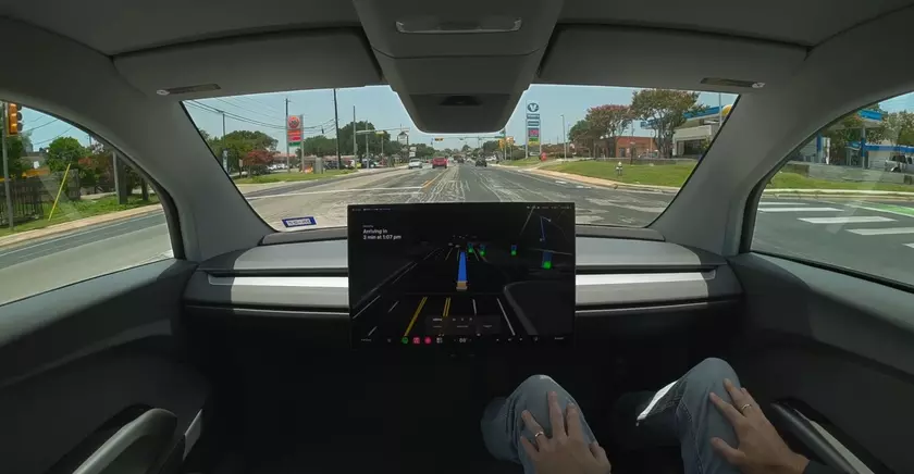 Беспилотный Tesla Cybercab в трафике