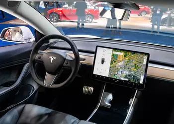 Илон Маск: в автомобилях Tesla появится функция видеоконференций