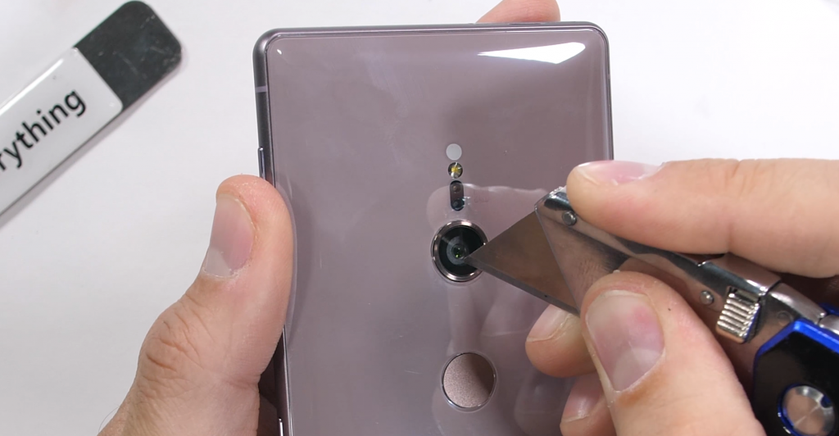 Xperia XZ2 vs JerryRigEverything: новый флагман Sony оказался крепким орешком