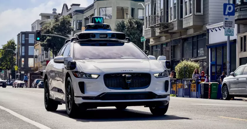 Waymo запускает беспилотные такси на основе Jaguar I-Pace