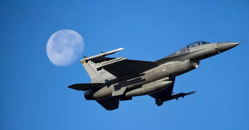 F-16 Fighting Falcon повысят эффективность применения ракет AGM-88 HARM и умных бомб JDAM, которые есть на вооружении Воздушных Сил Украины