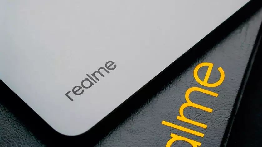Realme обещает выпустить бюджетный складной смартфон