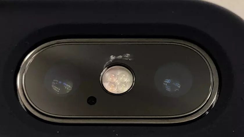 В смартфонах iPhone X начали трескаться камеры
