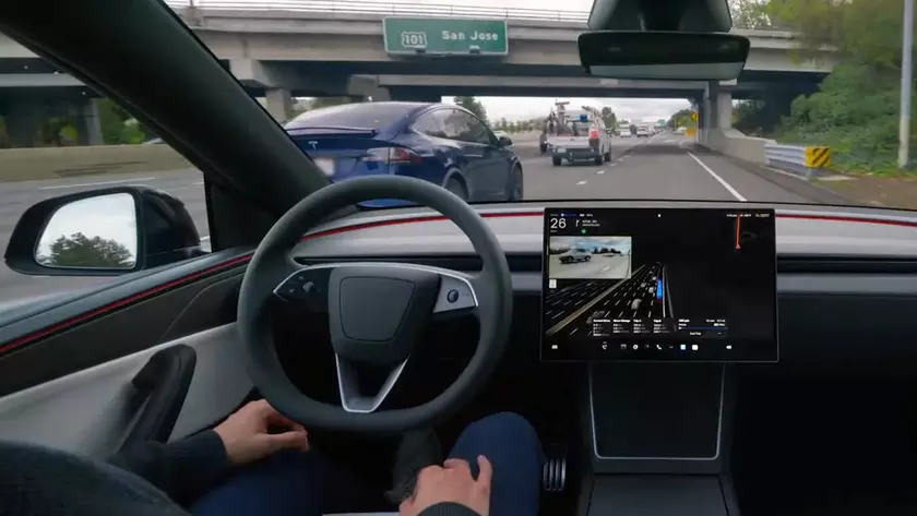 Интерьер Tesla с активированной системой FSD на экране