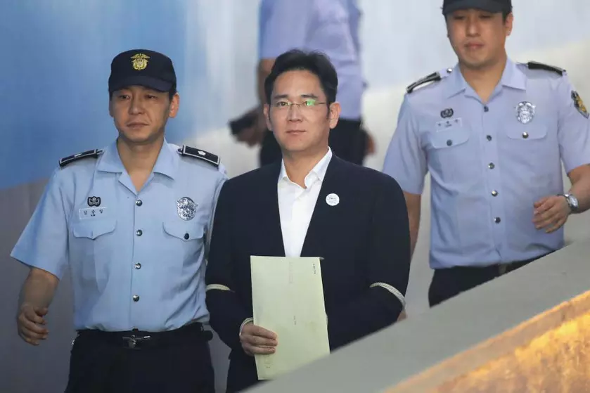 Фактический глава Samsung приговорен к 5 годам тюрьмы за взятки