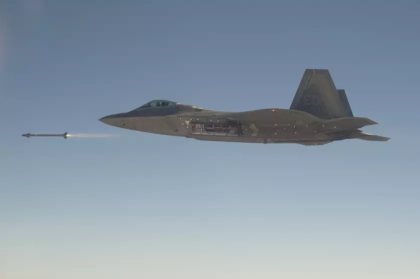 F-22 Raptor использовал самую современную ракету AIM-9X Sidewinder для уничтожения китайского аэростата-шпиона, который наблюдал за американскими стратегическими объектами