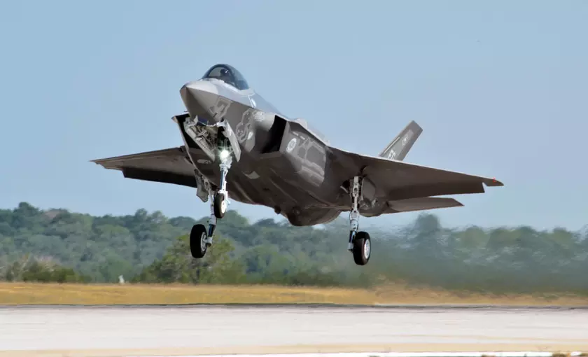 Lockheed Martin выпустила девять истребителей F-35 Lightning II, но не может передать их заказчикам из-за приостановки поставок