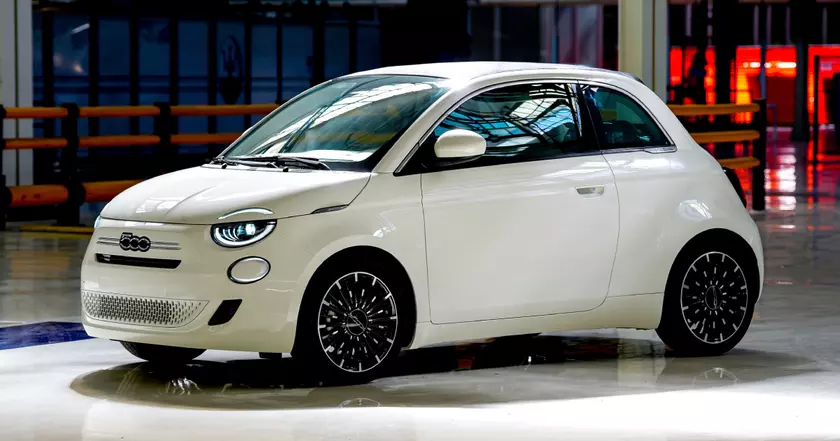 Explorando el Futuro Sostenible: Interior del Fiat 500 Hybrid
