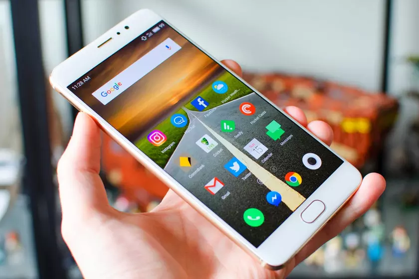 Новый рендер Meizu 16: экран 18:9, двойная вертикальная камера и фирменная круговая вспышка